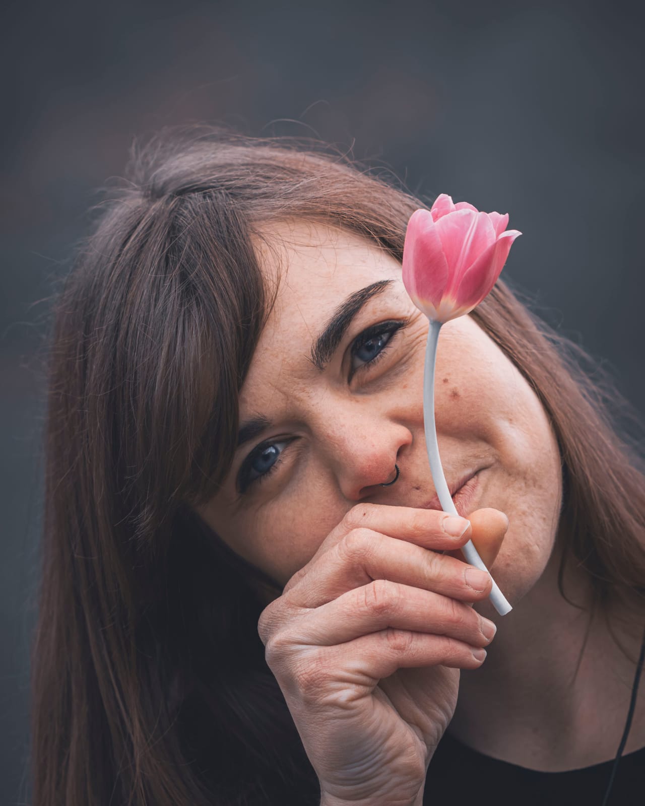 Portrait von Annika Hempel mit einer pinken Tulpe